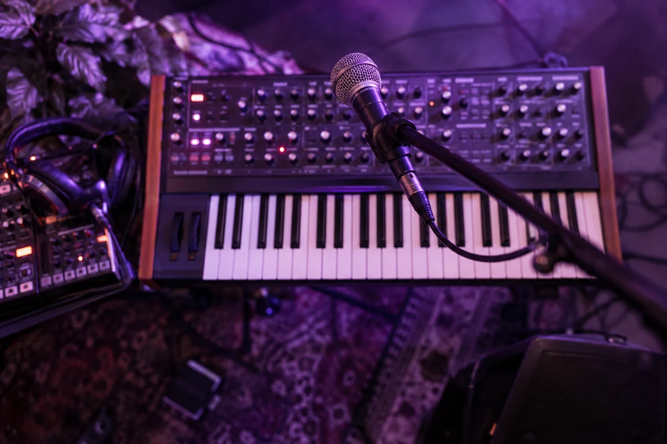 Low-End Headroom Management in Live Remixes